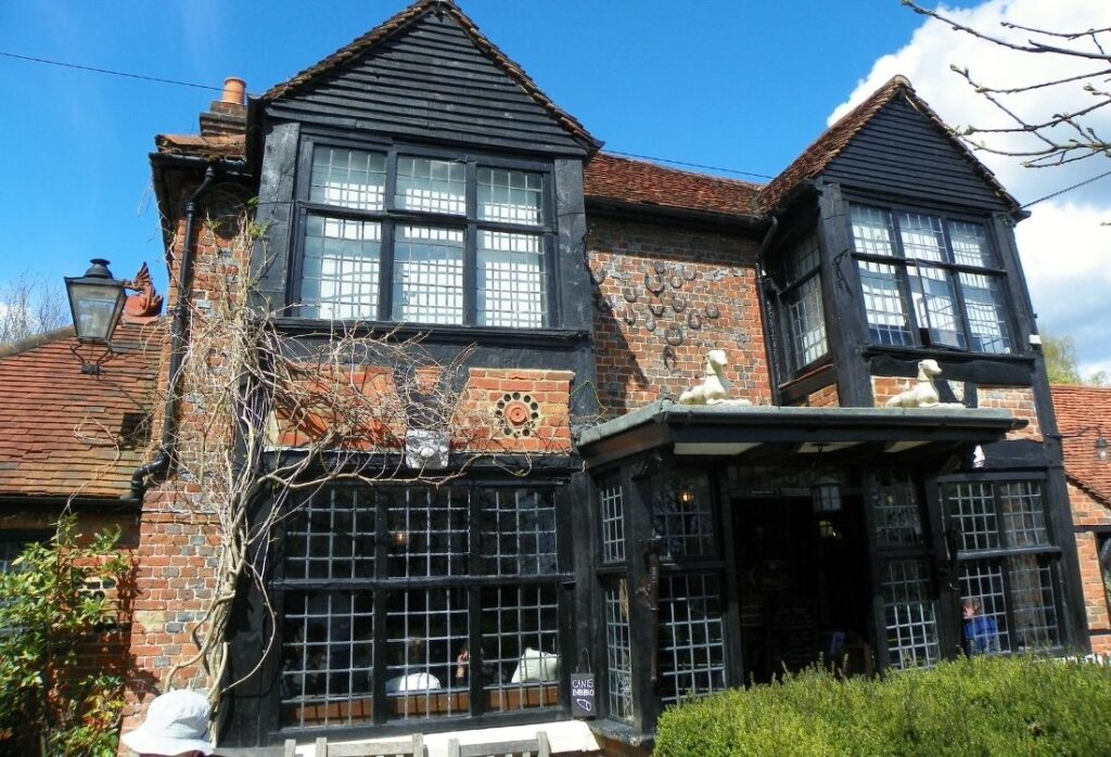 The Royal Standard of England - Beaconsfield